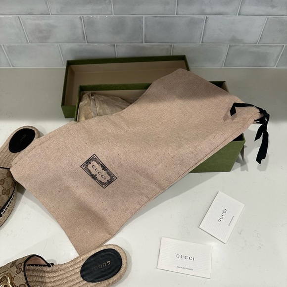 Gucci slides, worn 2 times only! Size 37 1/2. Fits like a woman’s 6 1/2 to 7. - Picture 8 of 12